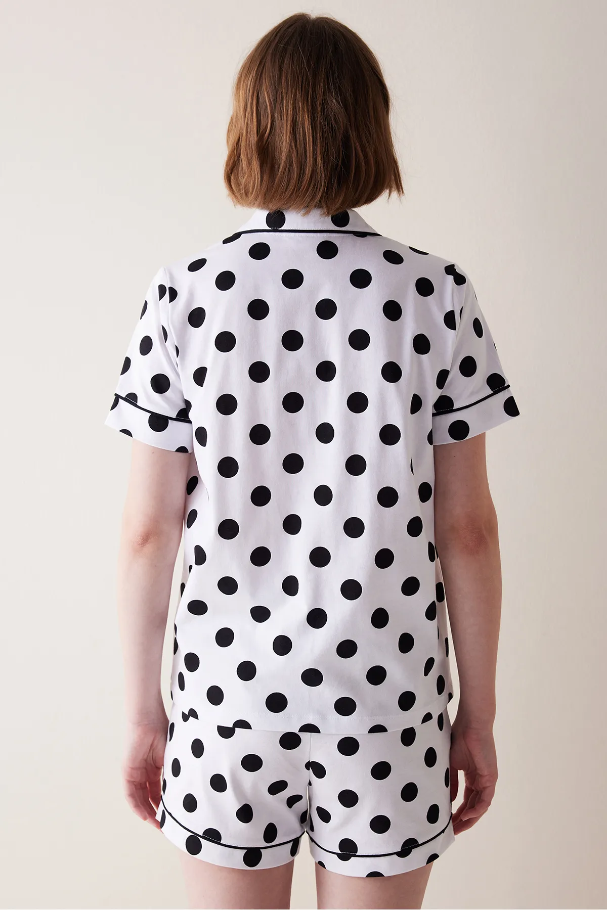 Penti  Schwarz gepunktetes Pyjama-Set mit weißen Hemd-Shorts
