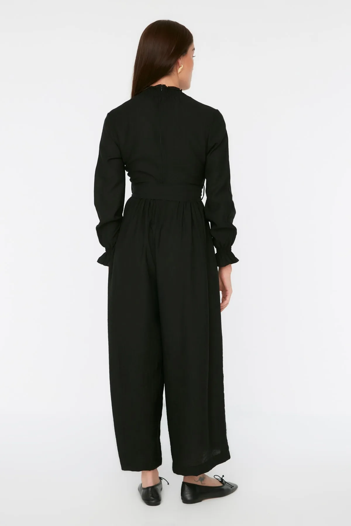 Trendyol Modest  Schwarzer gewebter Overall mit Gürtel und Kragen TCTSS22TU0049