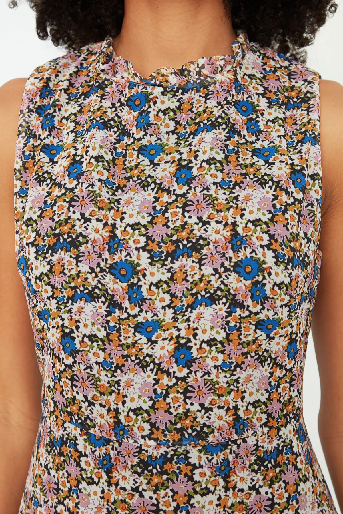 Trendyol Collection  Gemustertes, gewebtes Kleid mit Rüschen in Ecru TWOSS20EL0681
