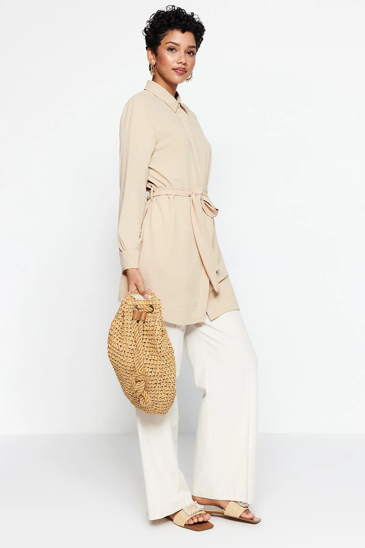 Trendyol Modest  Gewebtes Hemd mit Gürtel und versteckter Knopfleiste in Stein TCTSS21TN0049