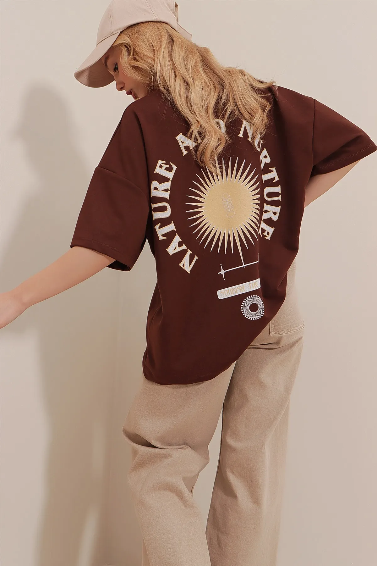 Trend Alaçatı Stili  Braunes, bedrucktes Oversize-Unisex-T-Shirt für Damen mit Rundhalsausschnitt ALC-X9577
