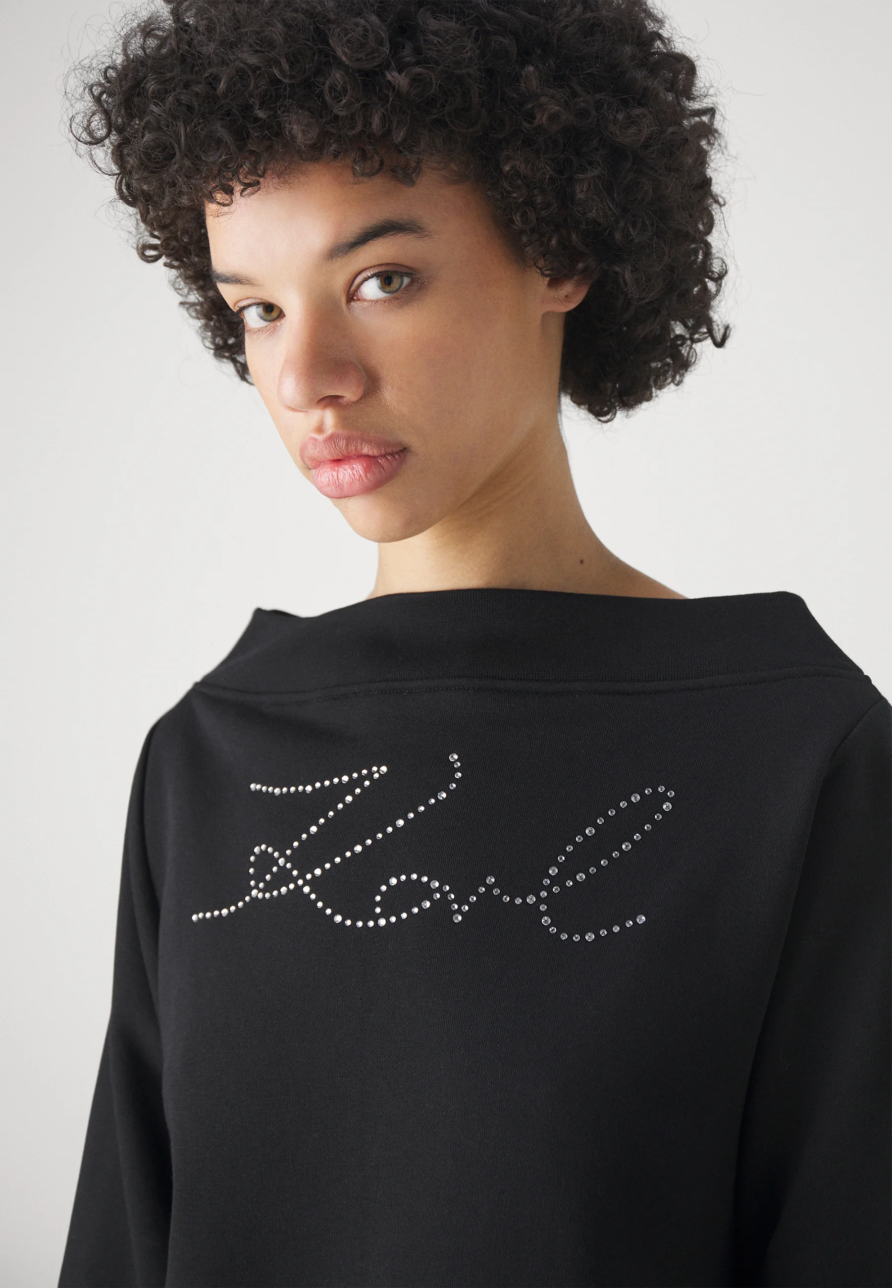 Sudadera con el logotipo de diamantes de imitación de Karl Lagerfeld