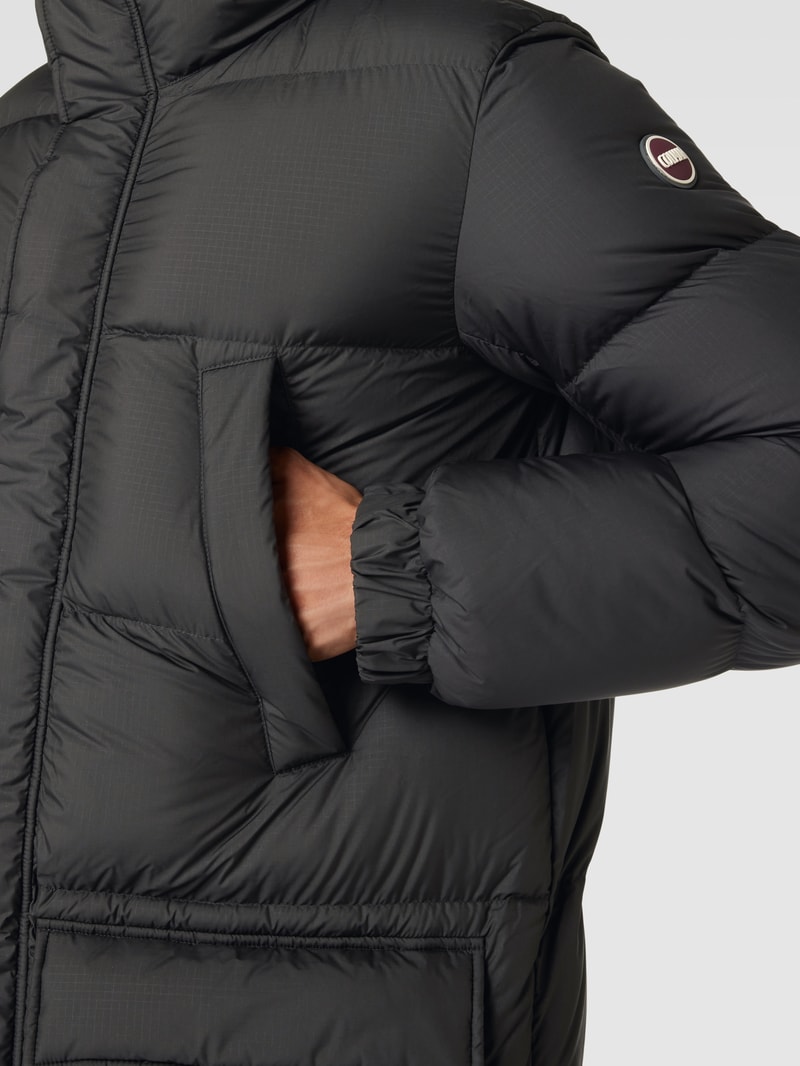 Daunenmantel mit Label-Patch in anthrazit