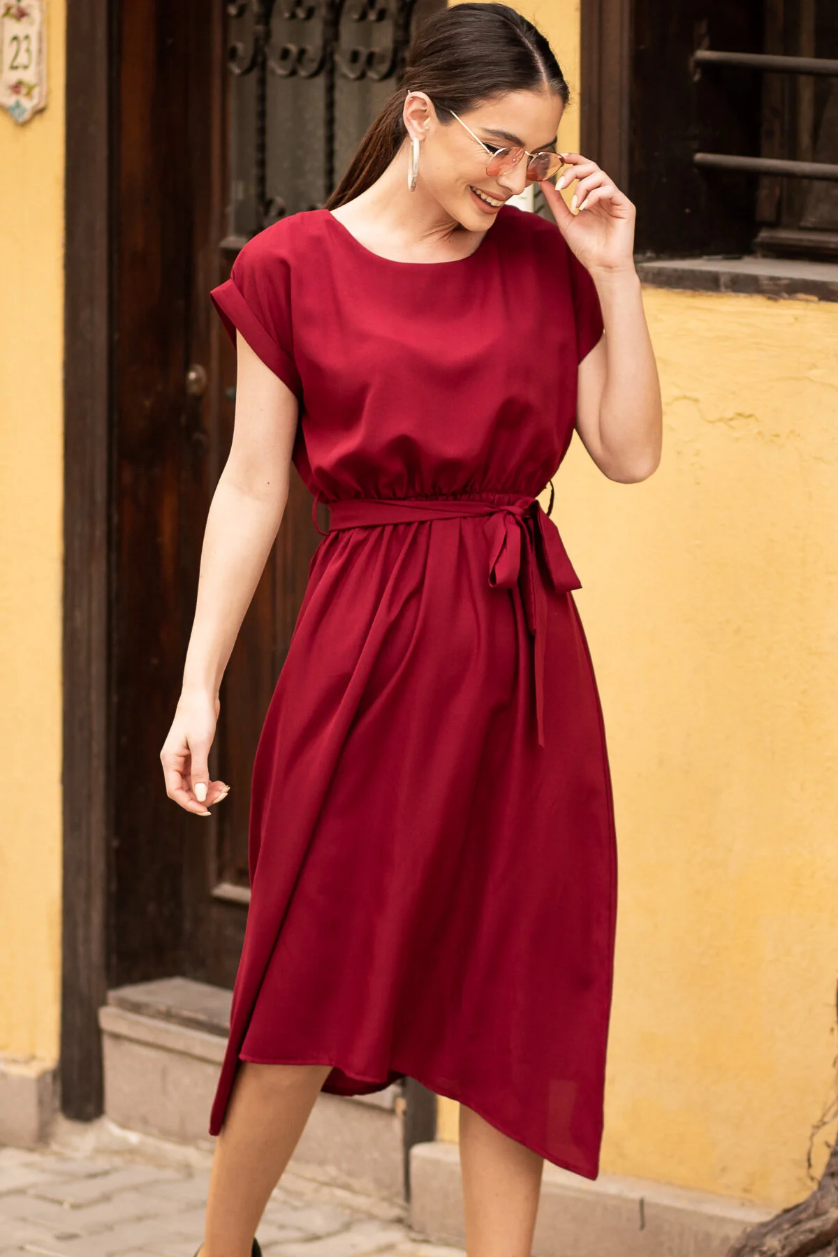 armonika  Burgunderrotes Kleid für Damen mit elastischer Taille und Bindeband ARM-18Y001120