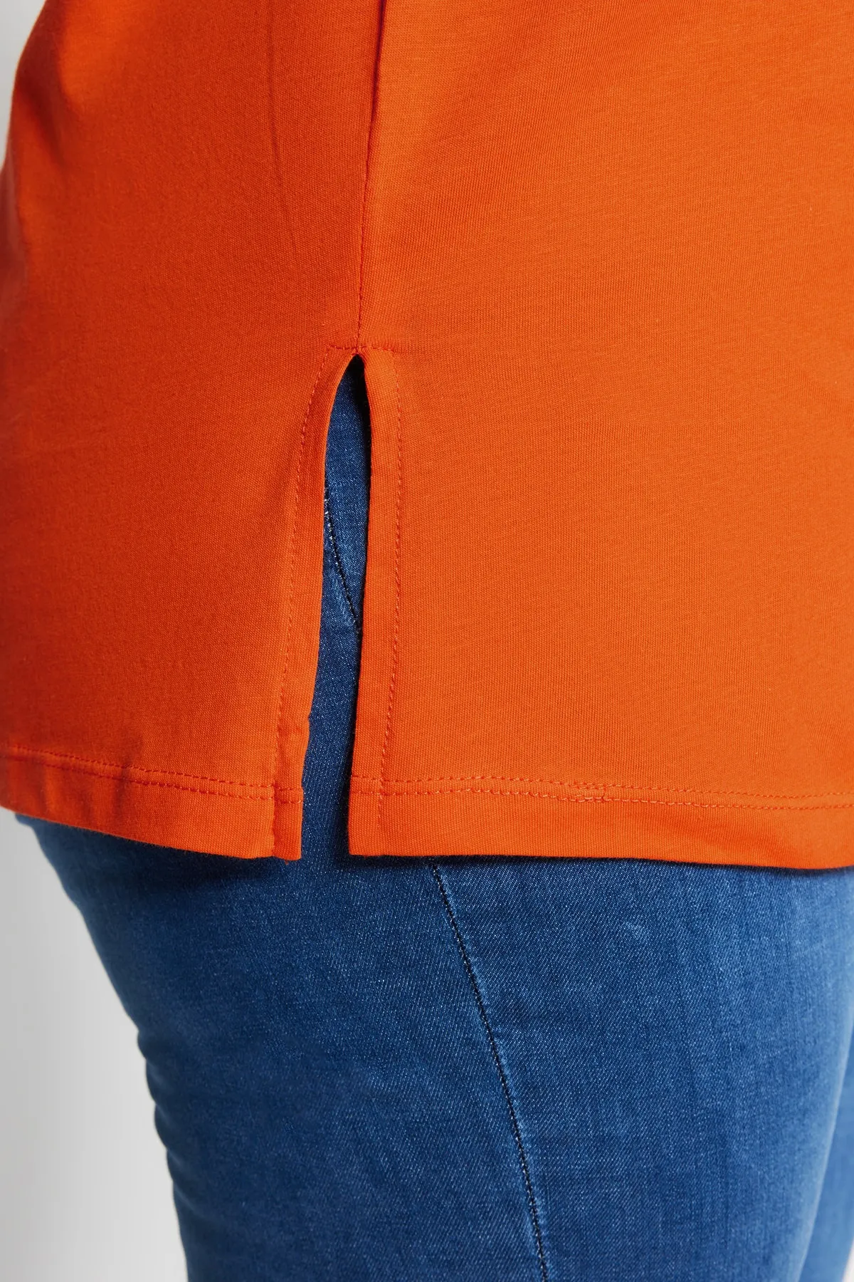 Trendyol Curve  Orangefarbenes Boyfriend-Strick-T-Shirt mit V-Ausschnitt und Schlitz TBBSS22BF0036