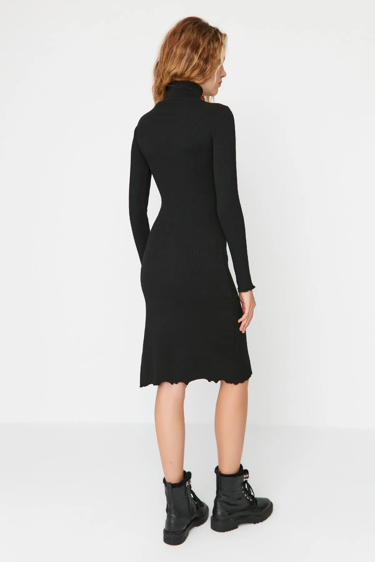 Trendyol Collection  Schwarzes, geschlitztes, hochgeschlossenes, geripptes, dehnbares Midi-Strickkleid TWOAW23EL01404
