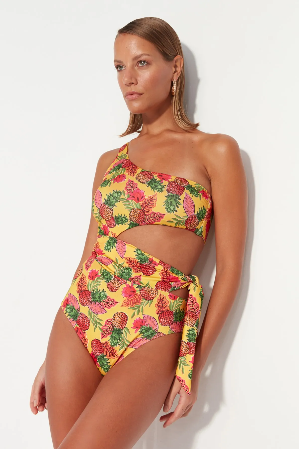 Trendyol Collection  Badeanzug mit normalem Bein und einschultrigem Cut-Out/Fenster und Fruchtmuster TBESS22MA0197