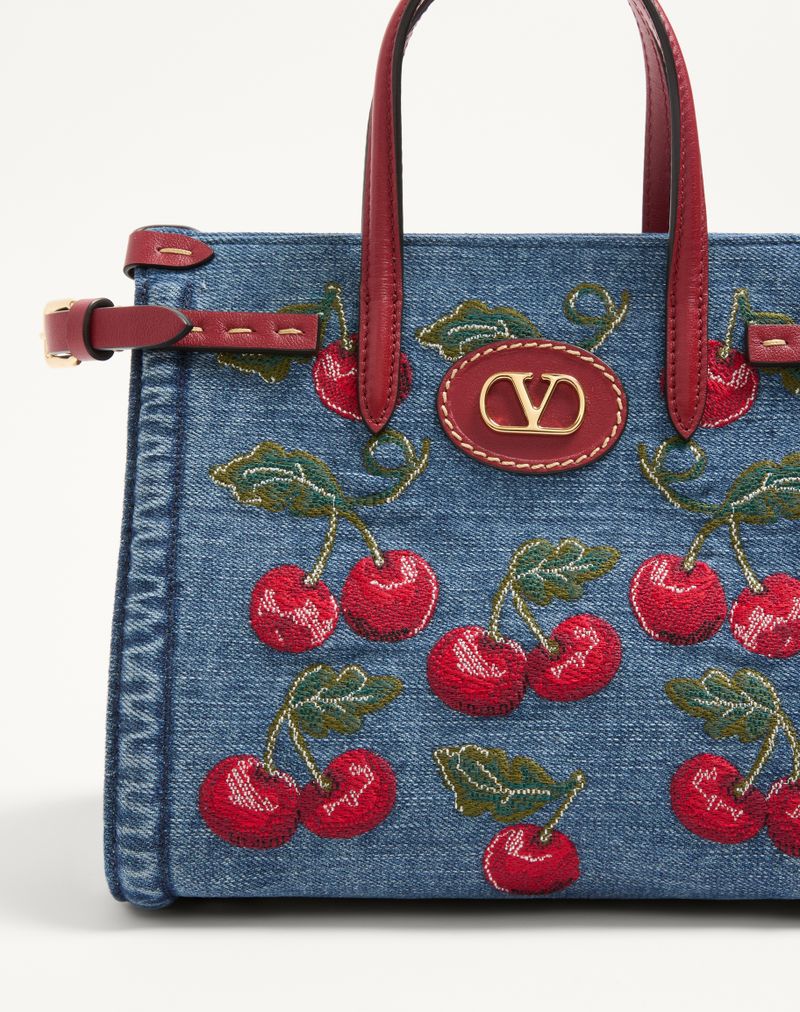 Valentino Garavani Antibes lille denim indkøbstaske med kirsebærbroderi