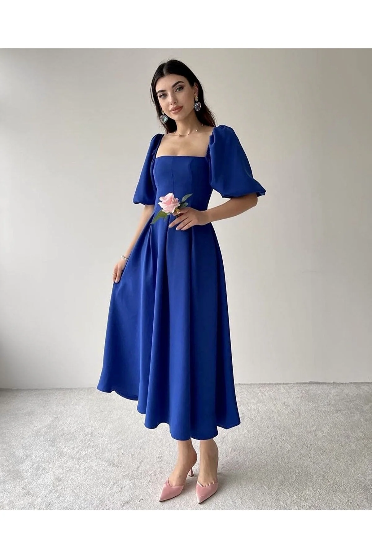 Afiş Butik  Saks – Blaues, plissiertes Midikleid mit eckigem Ausschnitt