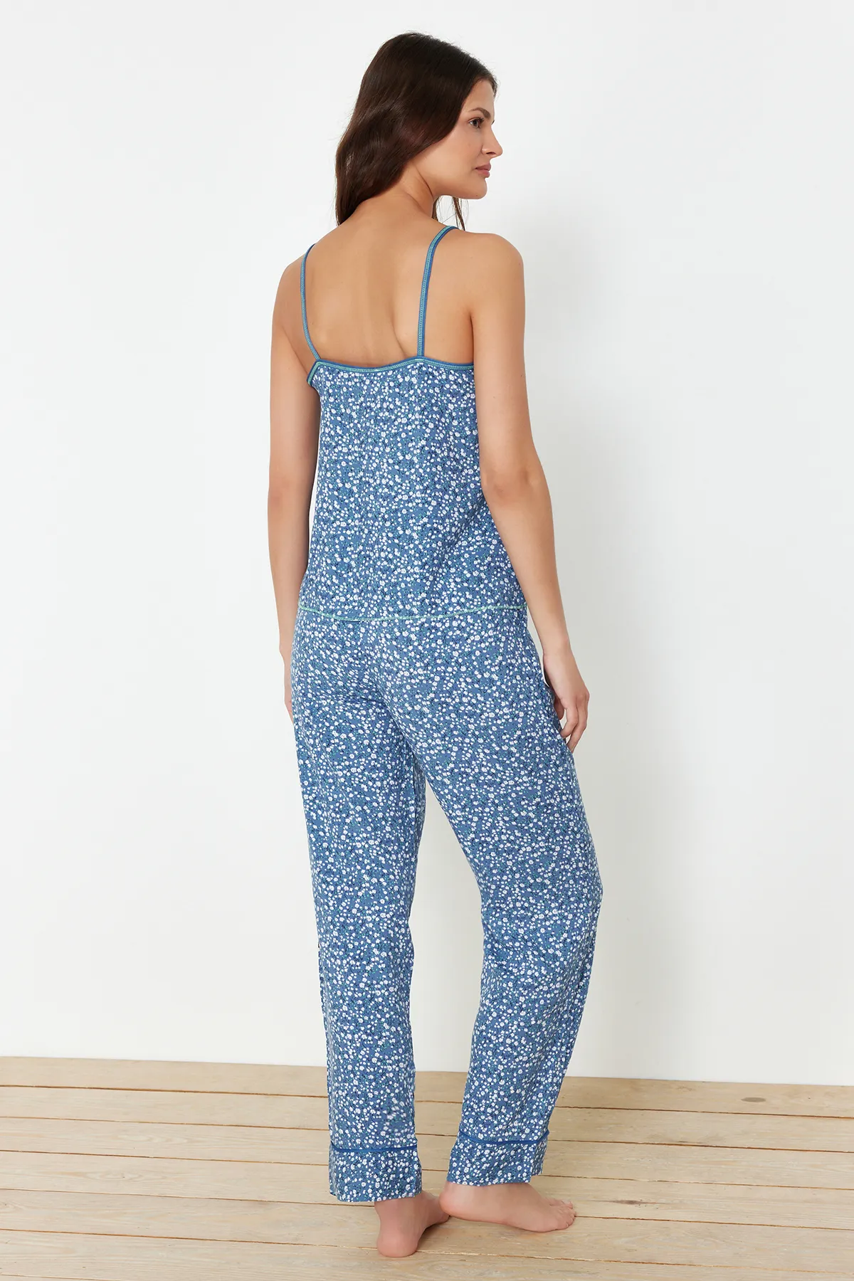 Trendyol Collection  Nachtwäsche-Set mit blauen Blumenmustern und Kordelriemen, 100 % Baumwolle – THMSS24PT00307