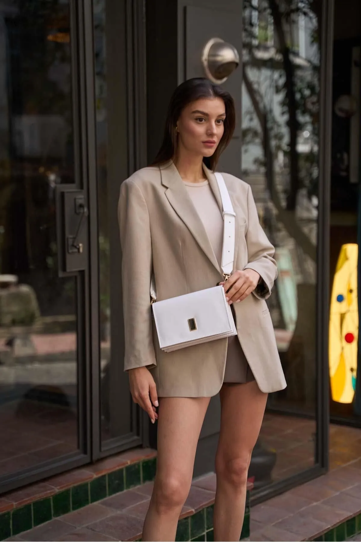 Madamra  Weiße Umhängetasche mit dickem Riemen und goldenen Details für Damen