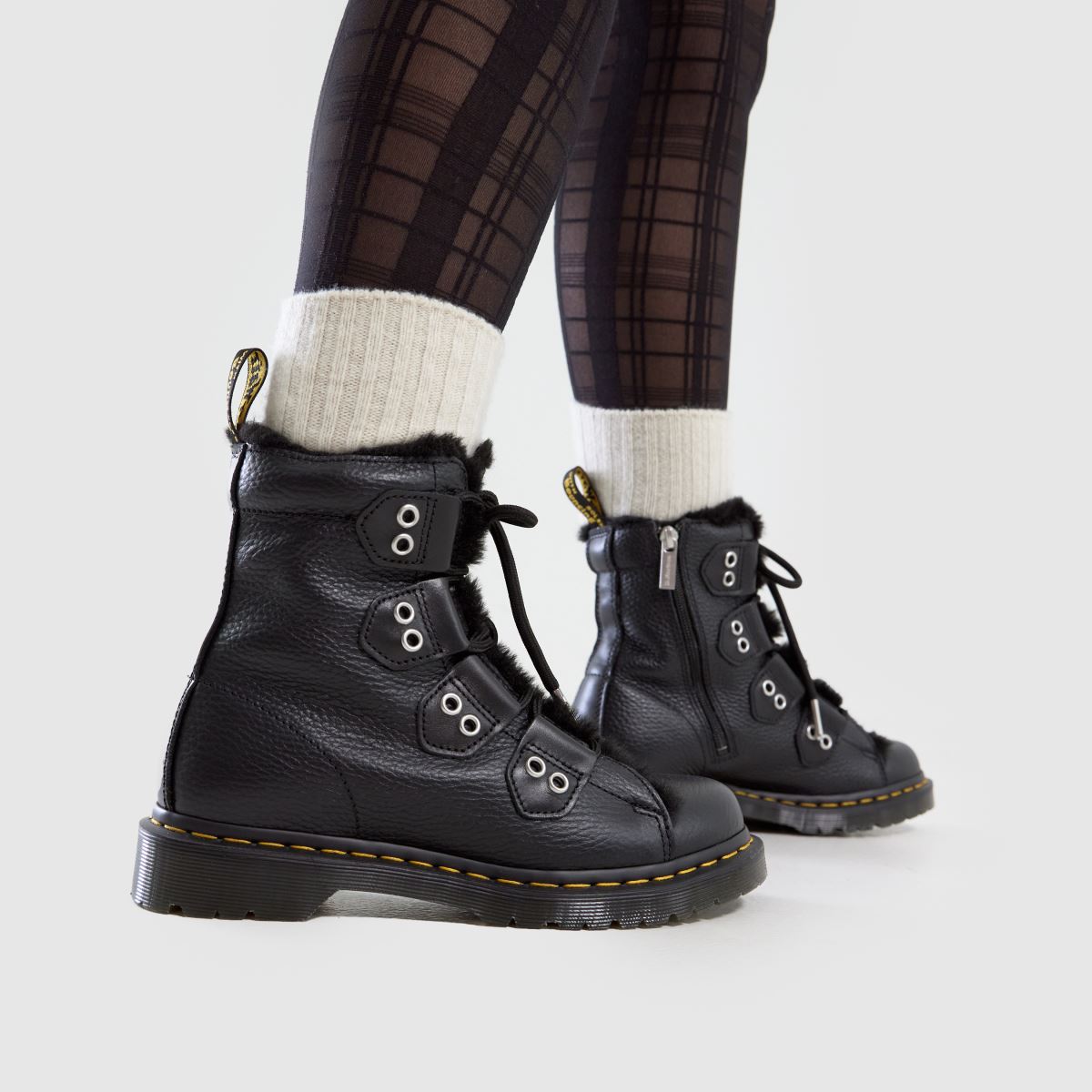 Dr Martens 1460 – Svarta pälsstövlar med snörning till tån