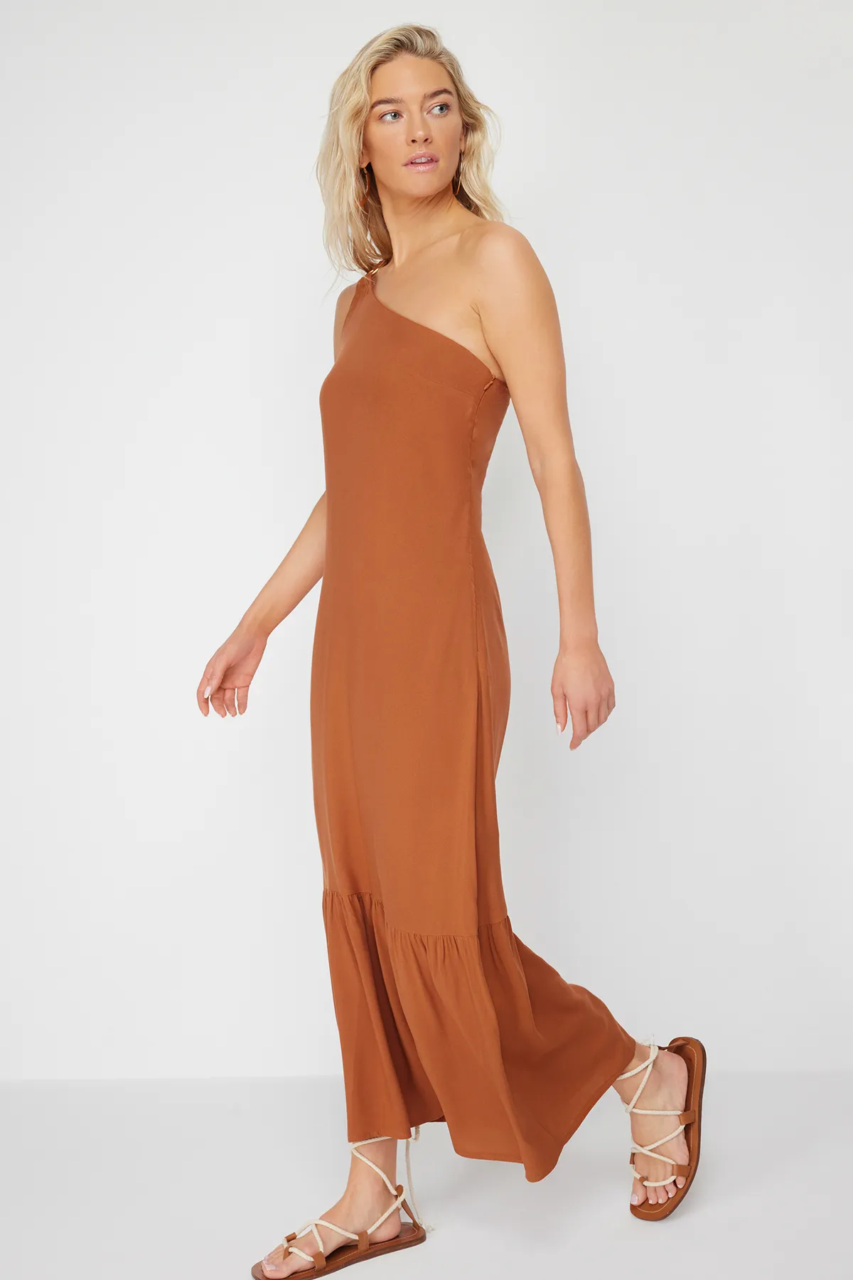 Trendyol Collection  Braunes, gewebtes One-Shoulder-Strandkleid in Midi-Länge mit Accessoires TBESS24EL00019