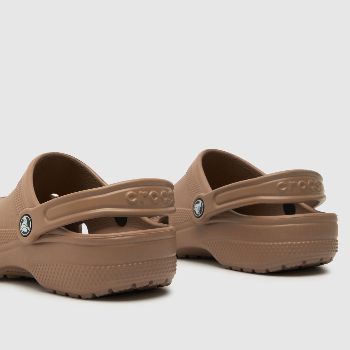 Crocs klasszikus klumpa szandál barna színben