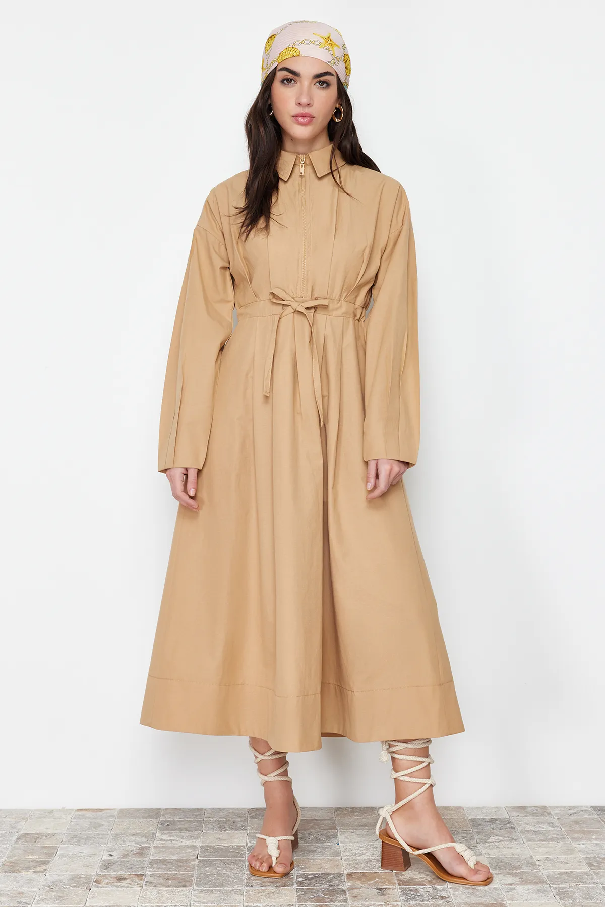 Trendyol Modest  Kamelfarbenes, detailliertes Webkleid mit Kordel und Reißverschluss TCTSS24EB00086