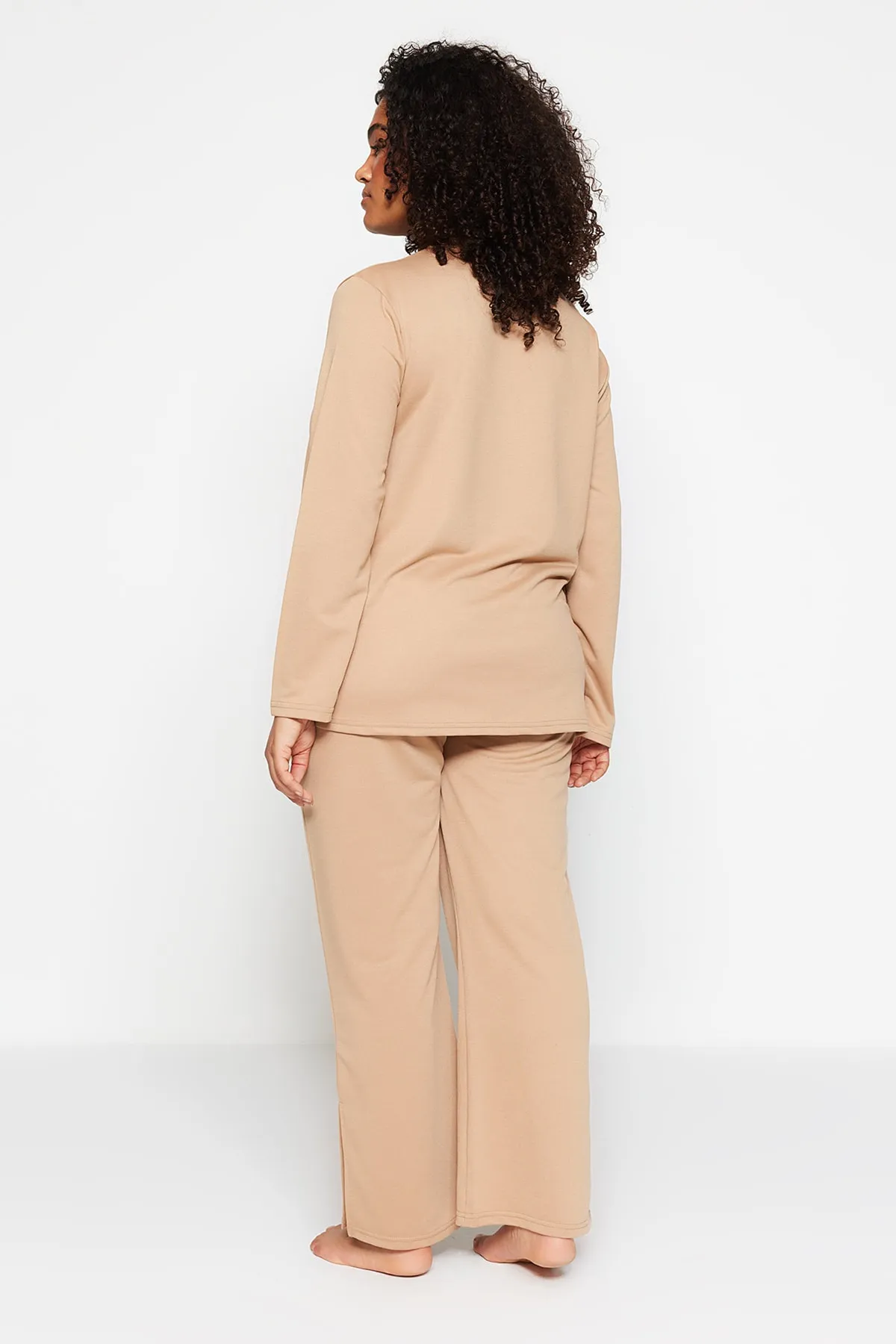 Trendyol Curve  Beiges Pyjama-Set mit Strickbündchen und Schlitz TBBAW23AI00055