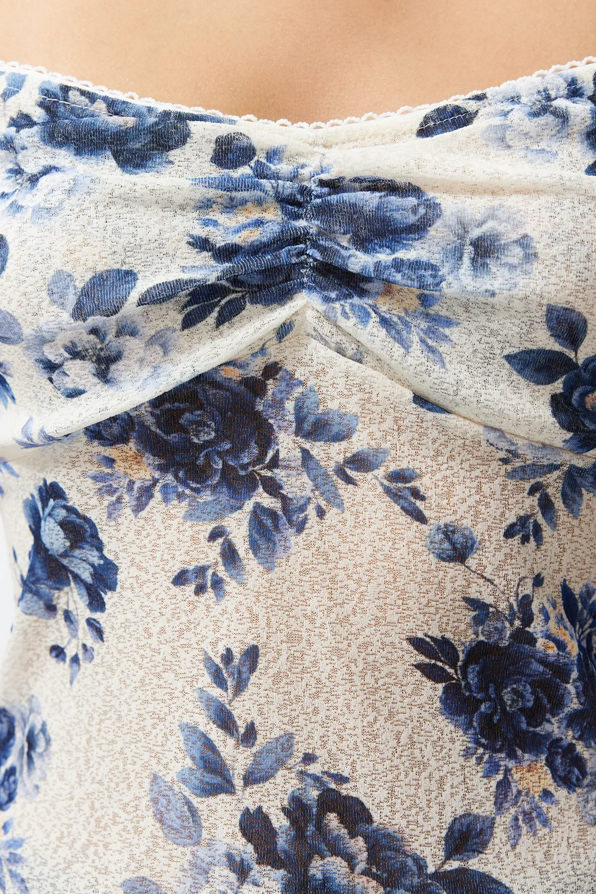 Trendyol Collection  Blaue, floral bedruckte Stretch-Strickbluse mit V-Ausschnitt und spezieller Struktur TWOSS24BZ00425