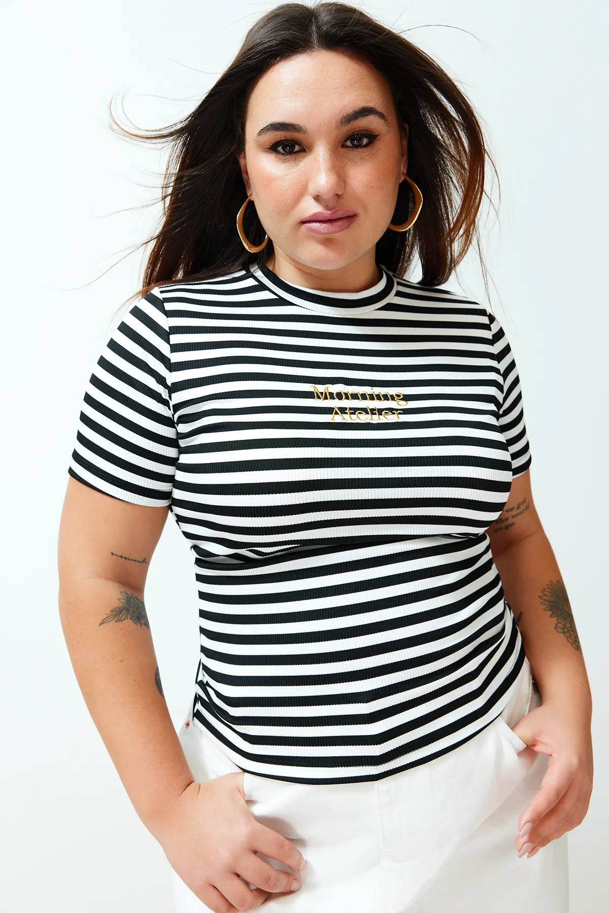Trendyol Curve  Schwarz-weiß gestreiftes, besticktes, detailliertes Strick-T-Shirt TBBSS24BF00004