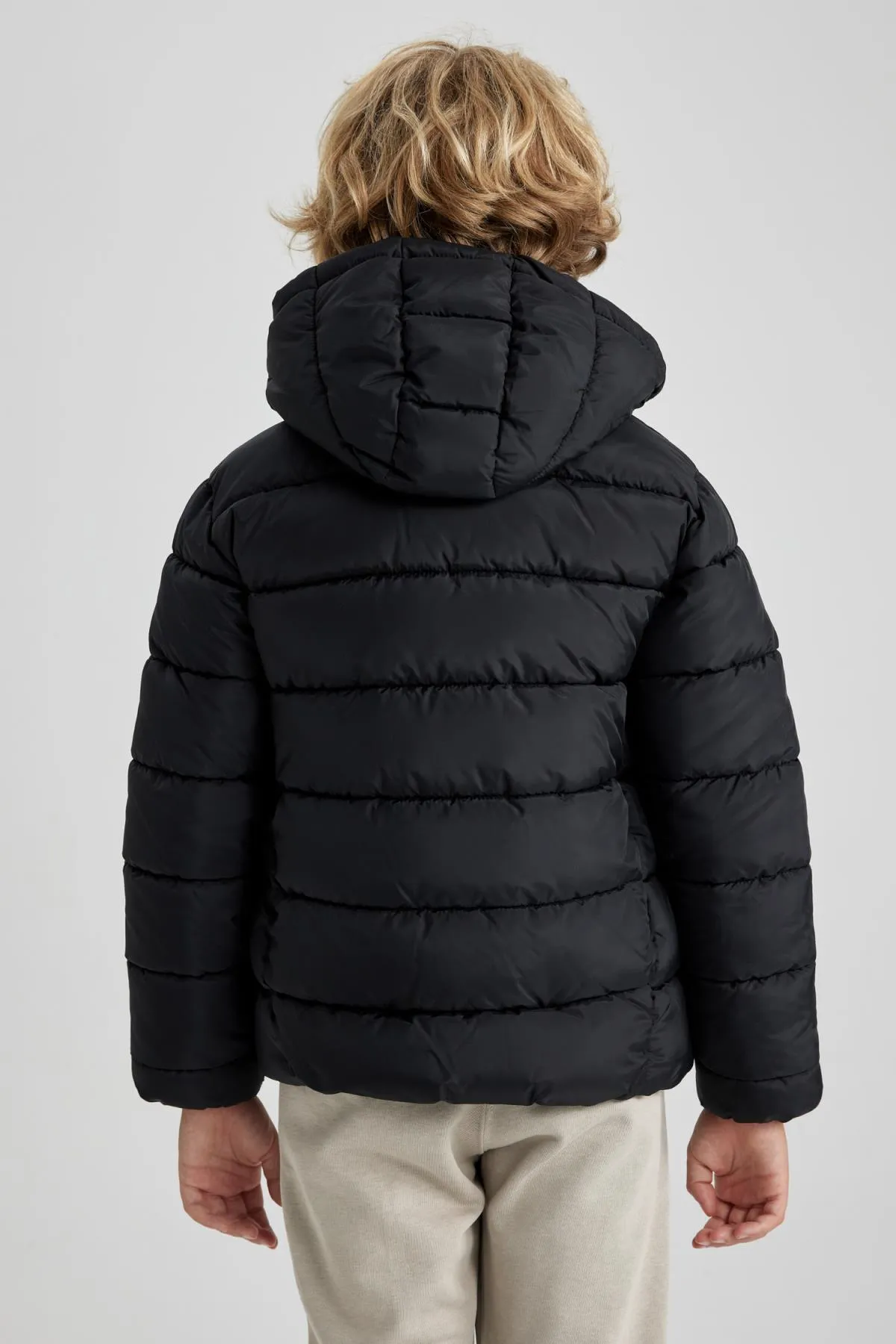 DeFacto  Wasserabweisende Pufferjacke mit Kapuze für Jungen A1875a823wn