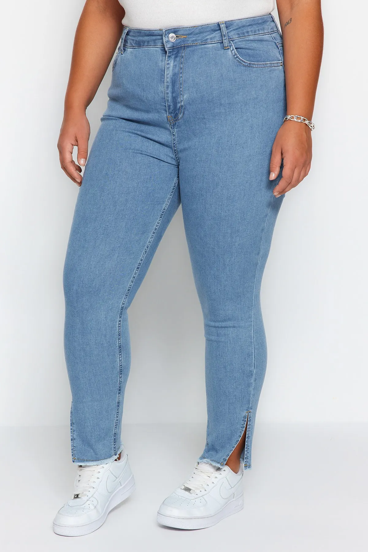 Trendyol Curve  Blaue, flexible Skinny-Denim-Jeans mit Schlitz und Quastendetail TBSSS23CJ00020