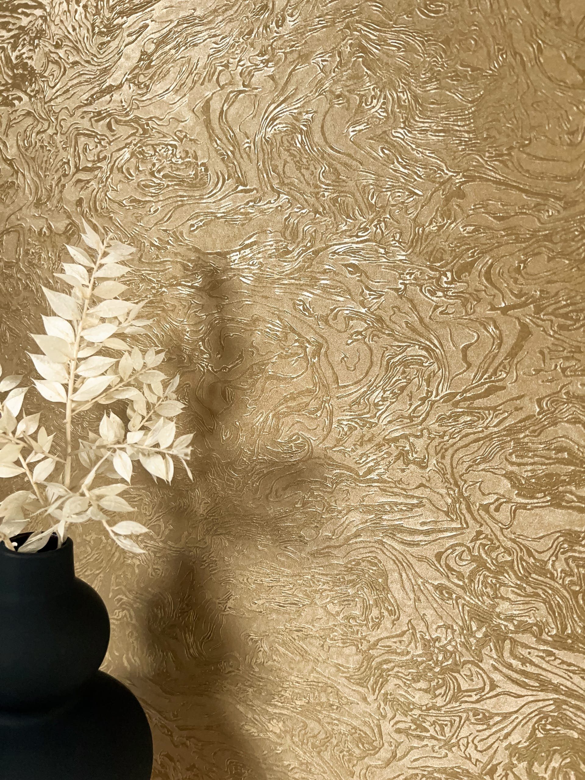 Newroom Vliestapete, Gold Tapete Modern Muster - Mustertapete Glamour Beige Gelb 3D Optik Uni Struktur Motiv für Schlafzimmer Wohnzimmer Küche