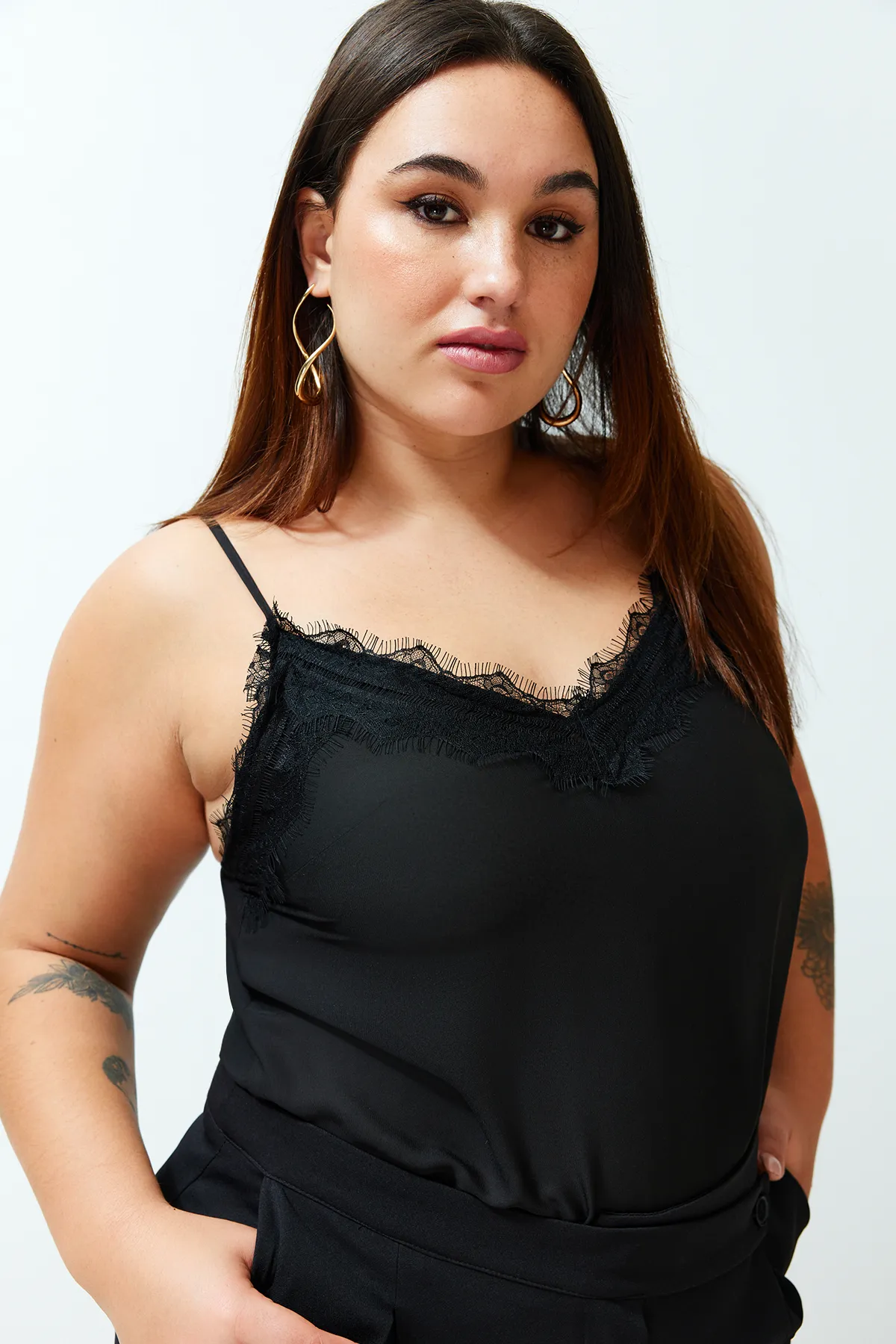 Trendyol Curve  Schwarze, gewebte Trägerbluse aus Spitze in Übergröße TBBSS24AF00070