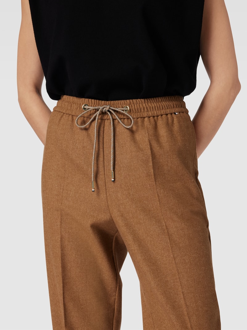 Hose mit seitlichen Eingrifftaschen Modell 'Talimala' in camel