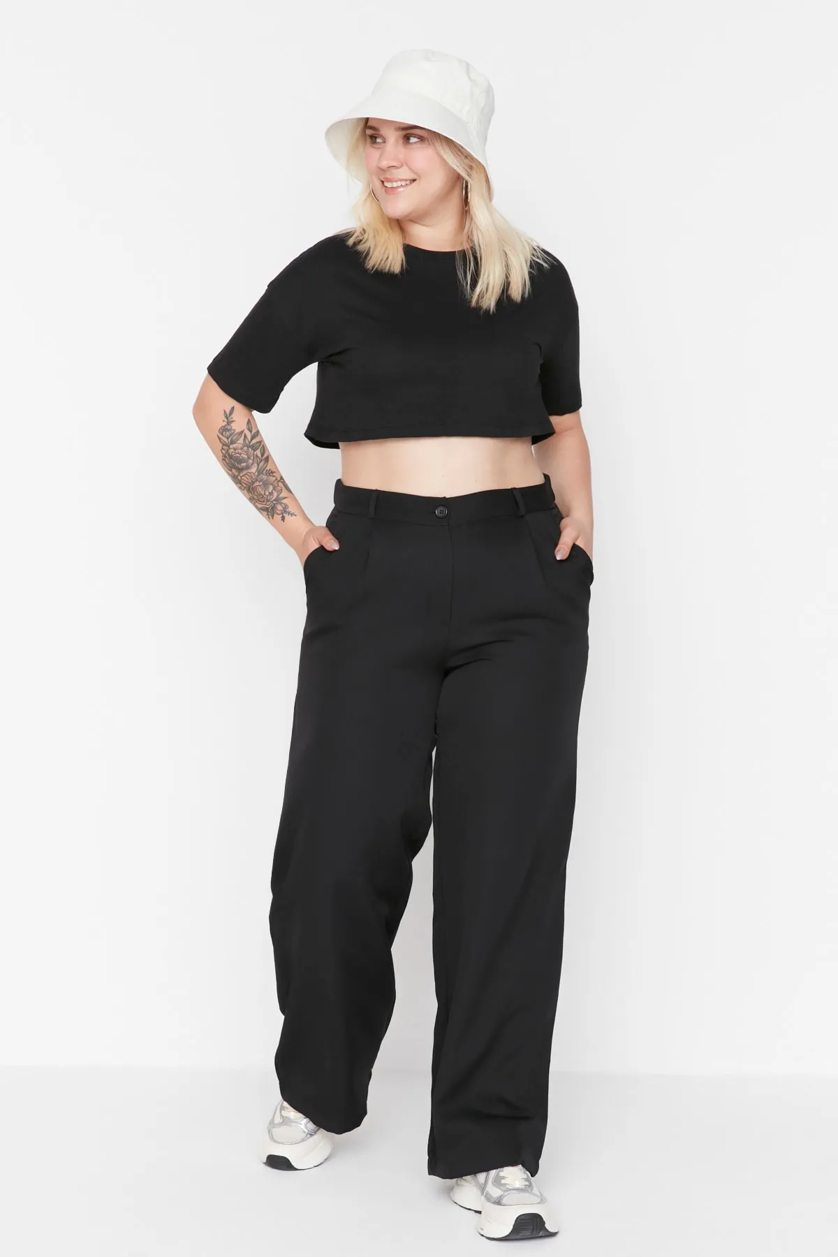 Trendyol Curve  Schwarze Webhose mit weitem Bein TBBAW23AR00007