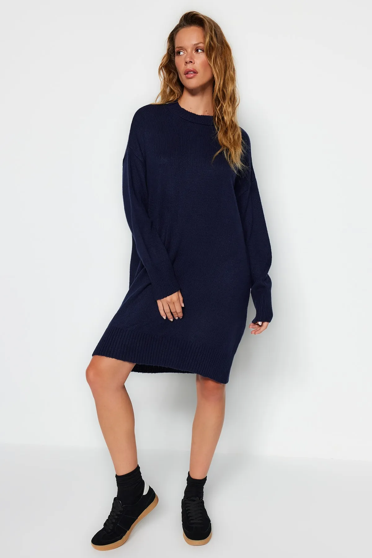 Trendyol Collection  Marineblaues Mini-Strickkleid mit Rundhalsausschnitt TWOAW24EL00035