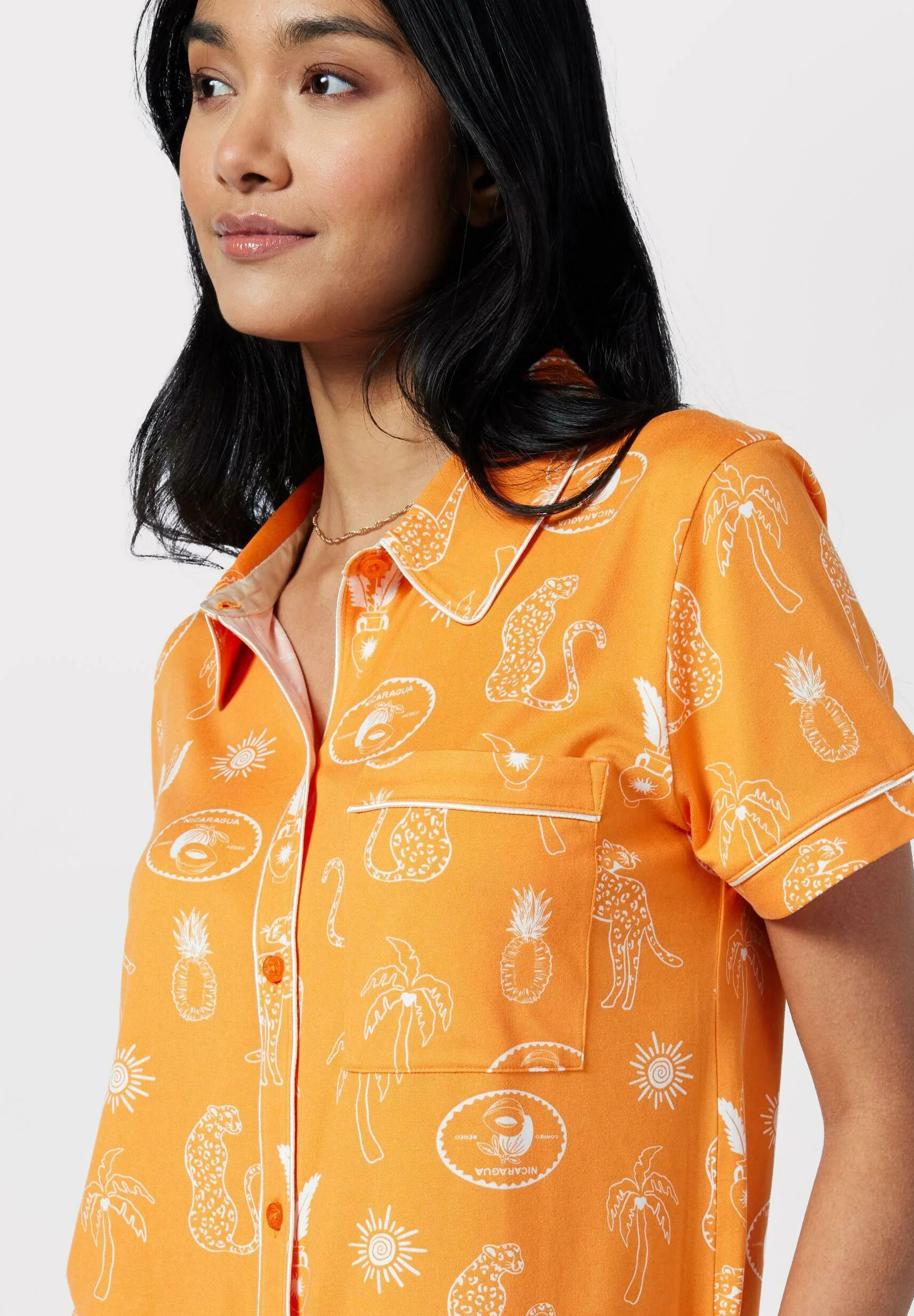 Pijama Chelsea Peers con estampado tropical de vacaciones