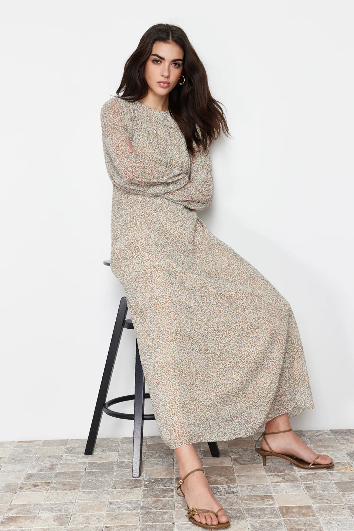 Trendyol Modest  Braunes gefüttertes gewebtes Kleid mit Blumenmuster und Gürtel TCTSS24EB00081