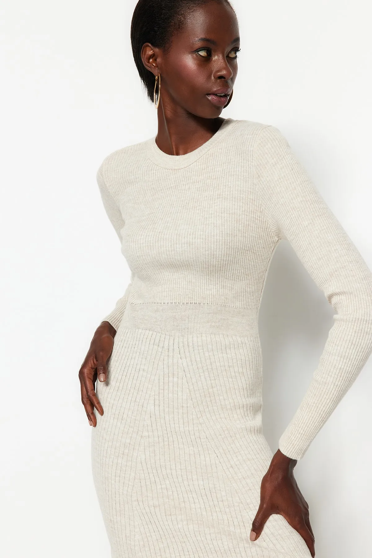Trendyol Collection  Steinfarbenes Midi-Strickkleid mit Rundhalsausschnitt TWOAW21EL0422