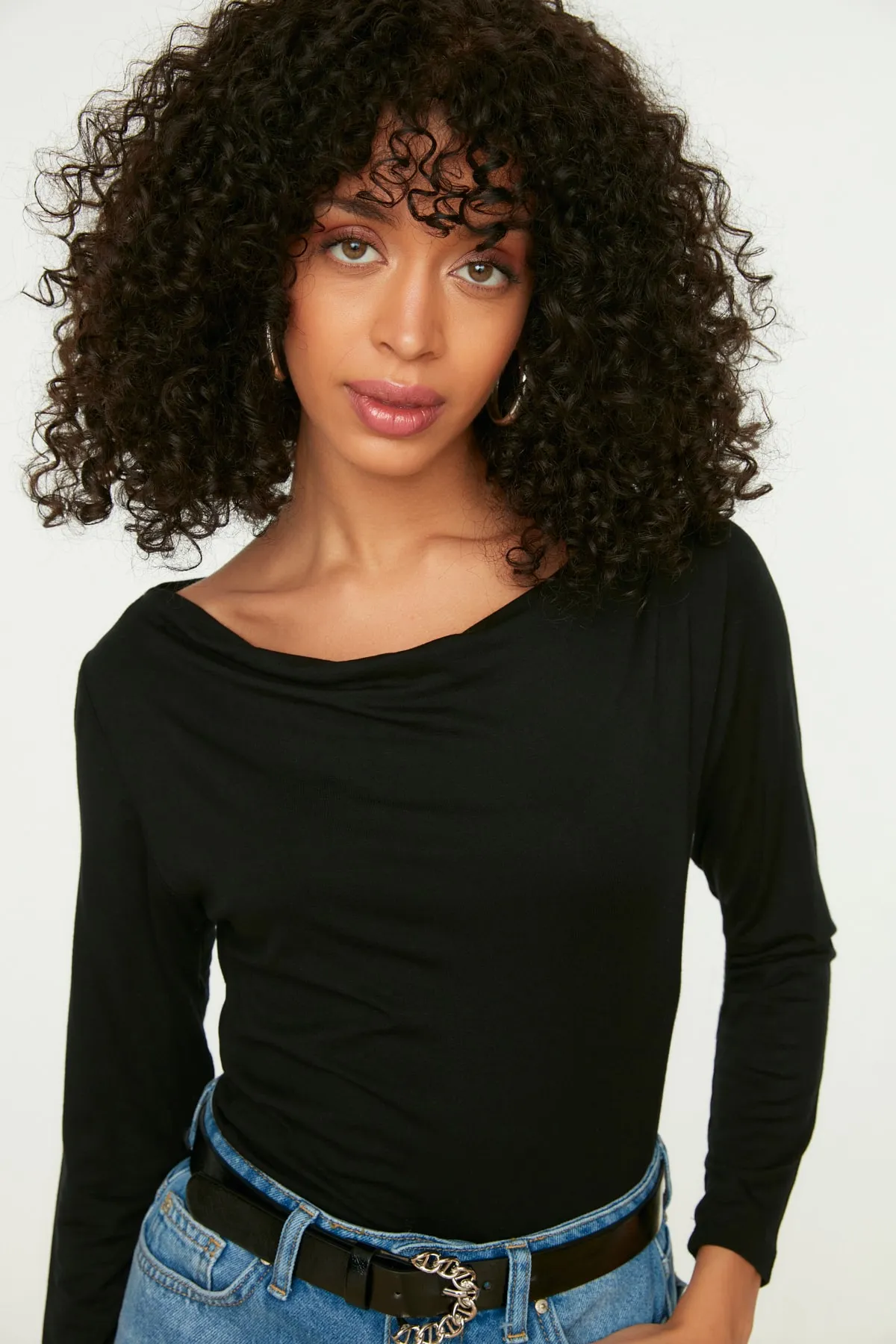 Trendyol Collection  Schwarze, langärmelige, dehnbare Viskose-Strickbluse mit Bateau-Ausschnitt TWOAW21BZ0106