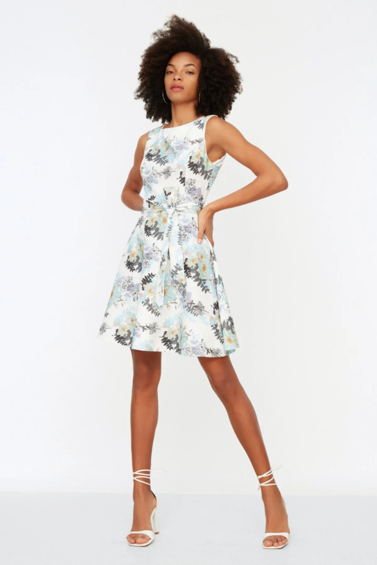 Trendyol Collection  Mehrfarbiges Mini-Webkleid mit Gürtel TWOSS20EL0750