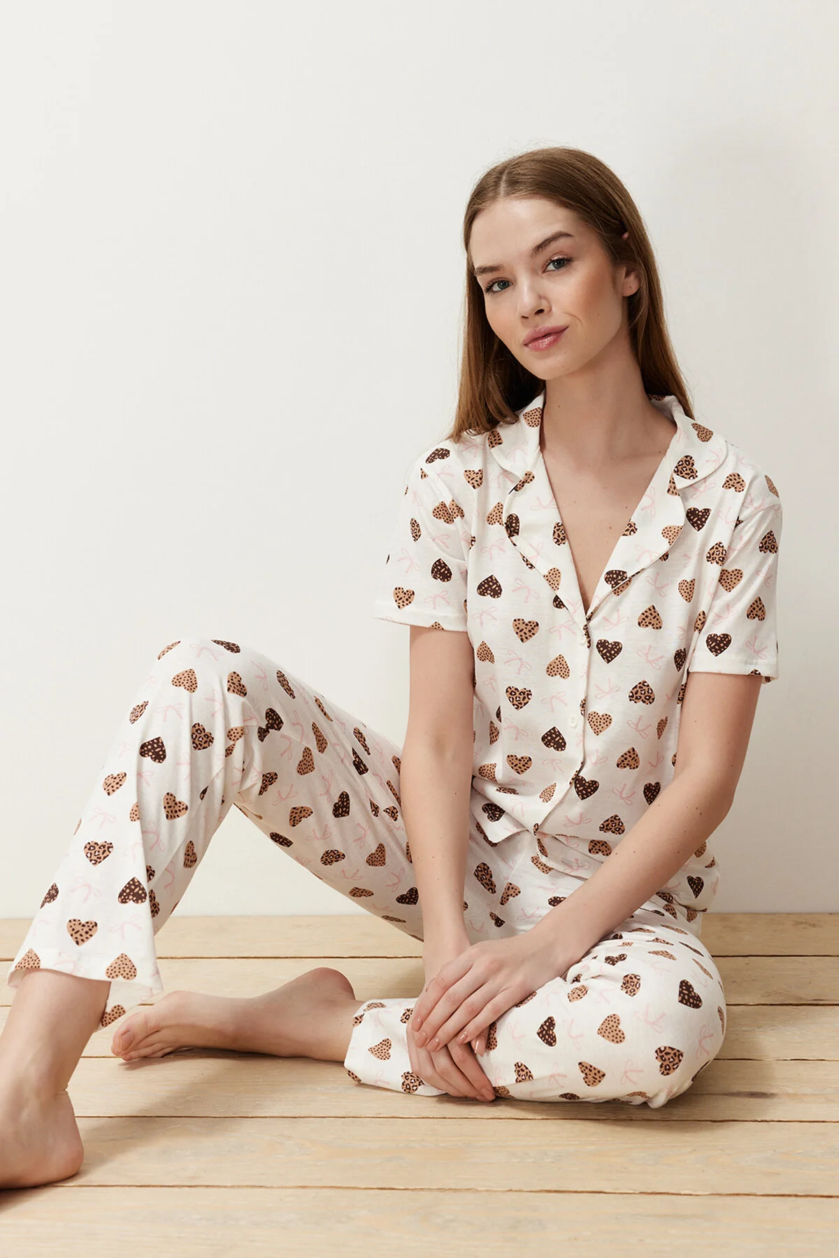Trendyol Collection  Ecrufarbenes Pyjama-Set aus Baumwollstrick mit Herzen THMSS24PT00338
