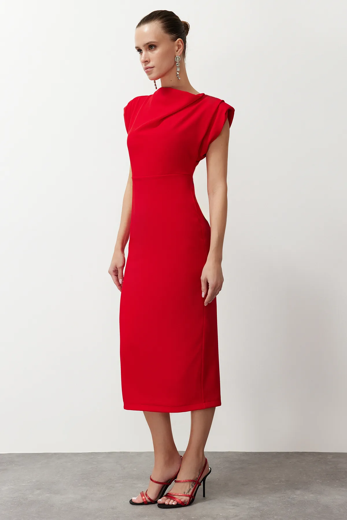 Trendyol Collection  Rotes, figurbetontes, gewebtes, stilvolles Abendkleid mit Degaje-Kragen TPRSS24EL00156