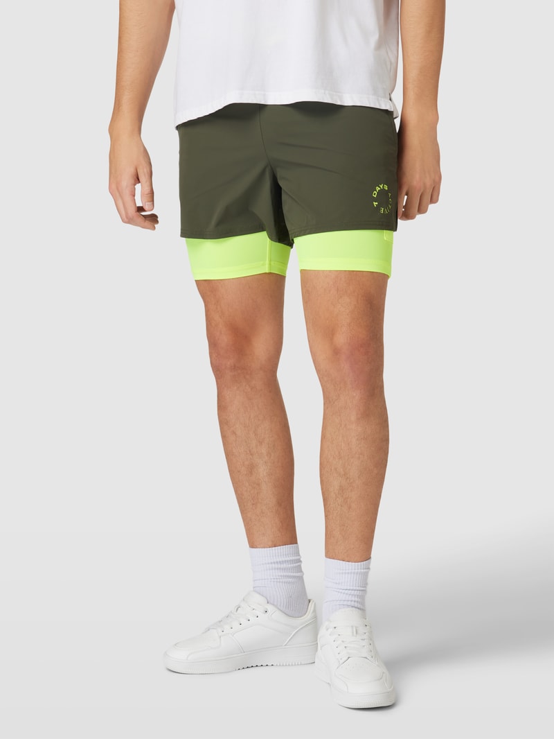Shorts mit Tunnelzug Modell 'Training' in olivgrün