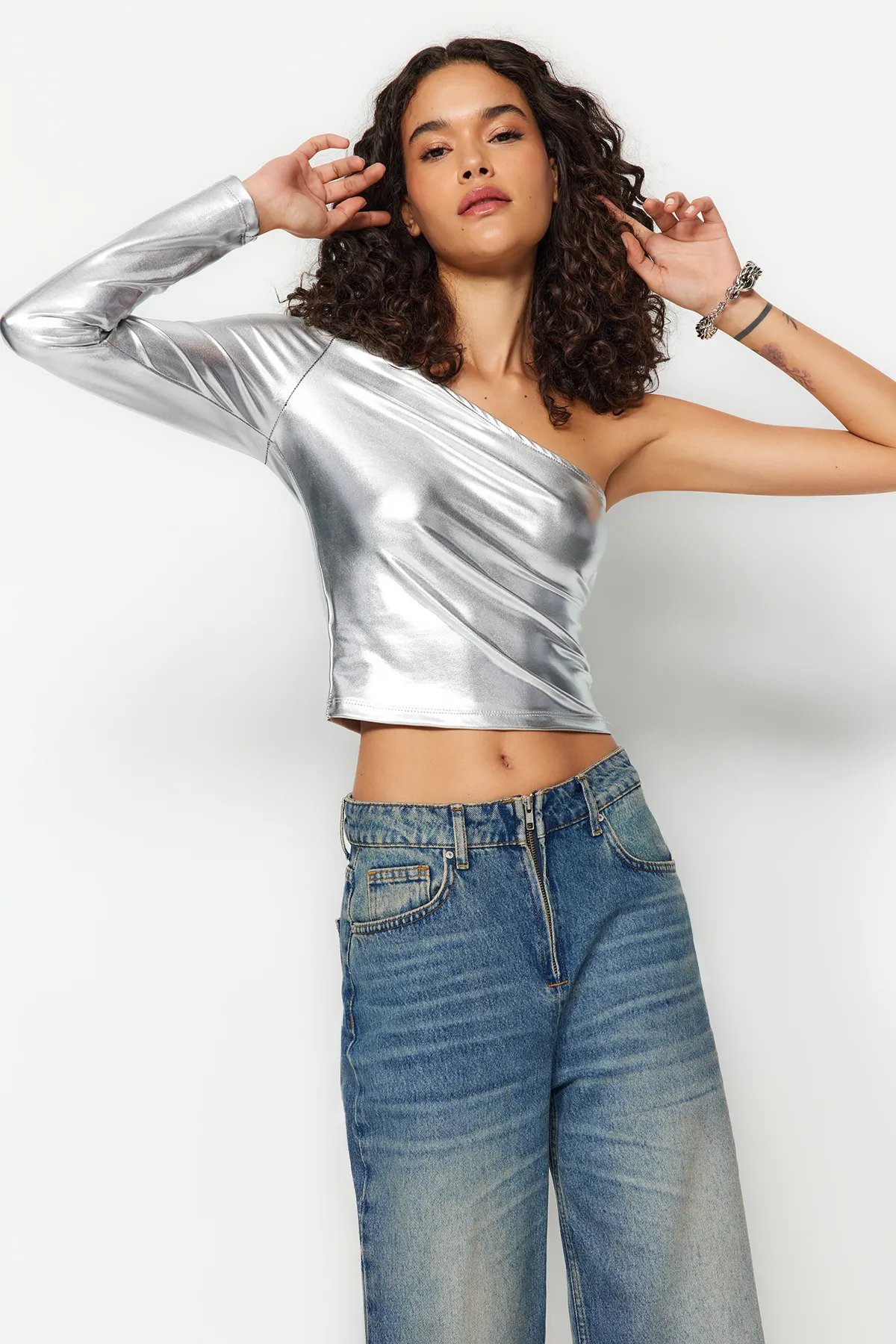 Trendyol Collection  One-Shoulder-Strickbluse in Silbermetallic/Frozen, figurbetont TWOAW24BZ00435