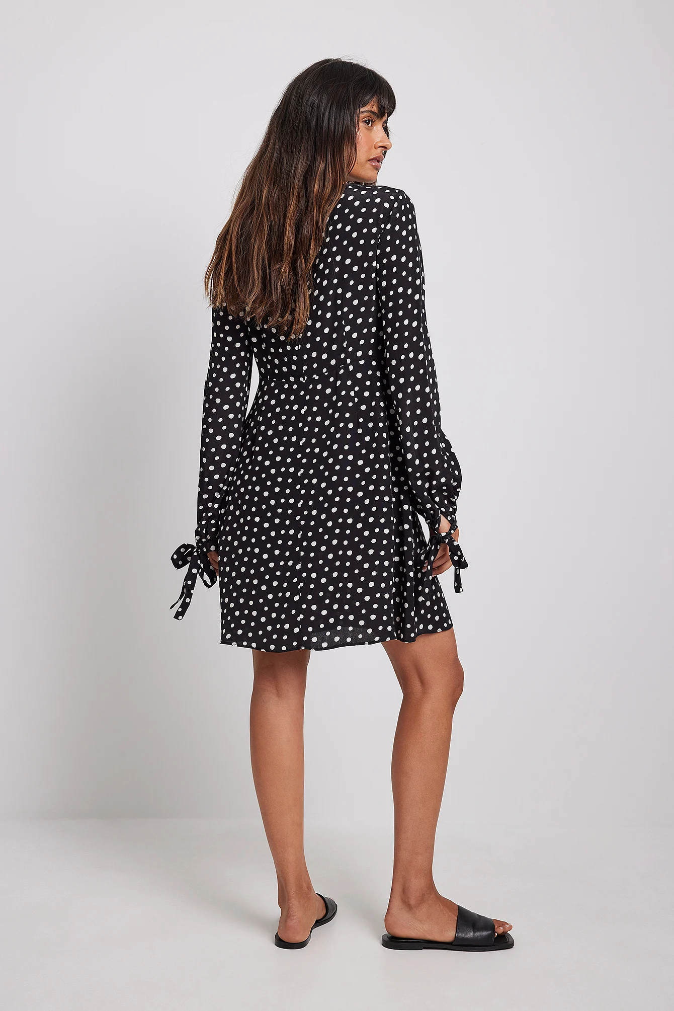 Fließendes Minikleid mit Schleifendetail