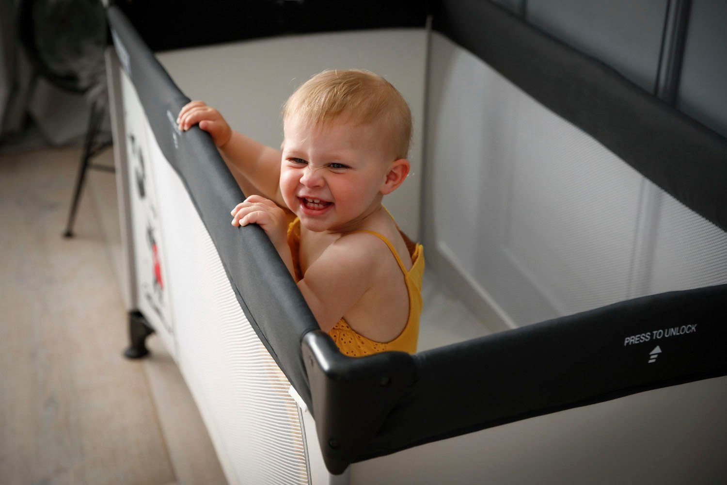 Hauck Baby-Reisebett Dream N Play - Mickey Stars, inkl. Transporttasche