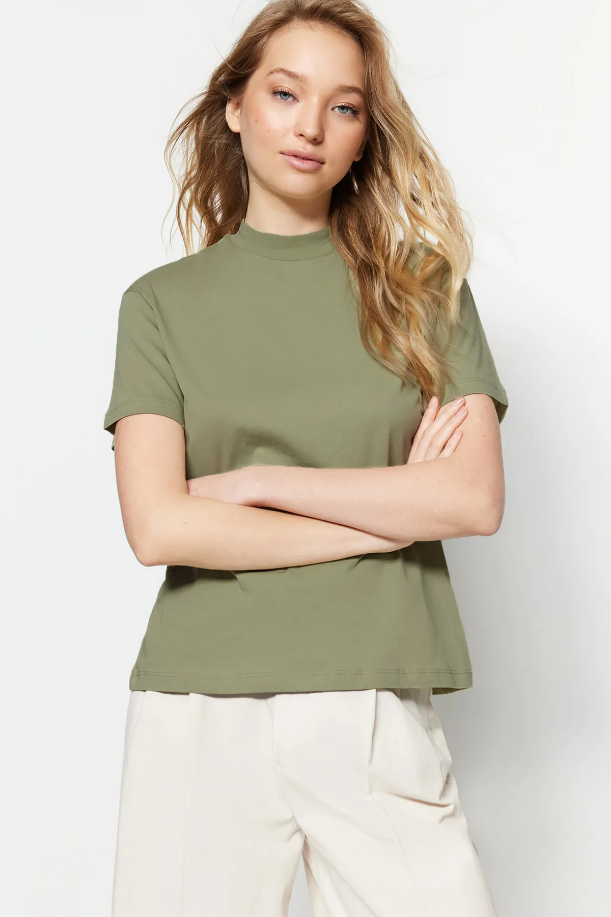 Trendyol Collection  Ölgrün-Grau, 2er-Pack Basic-Strick-T-Shirts aus 100 % Baumwolle mit Stehkragen TWOSS20TS1500