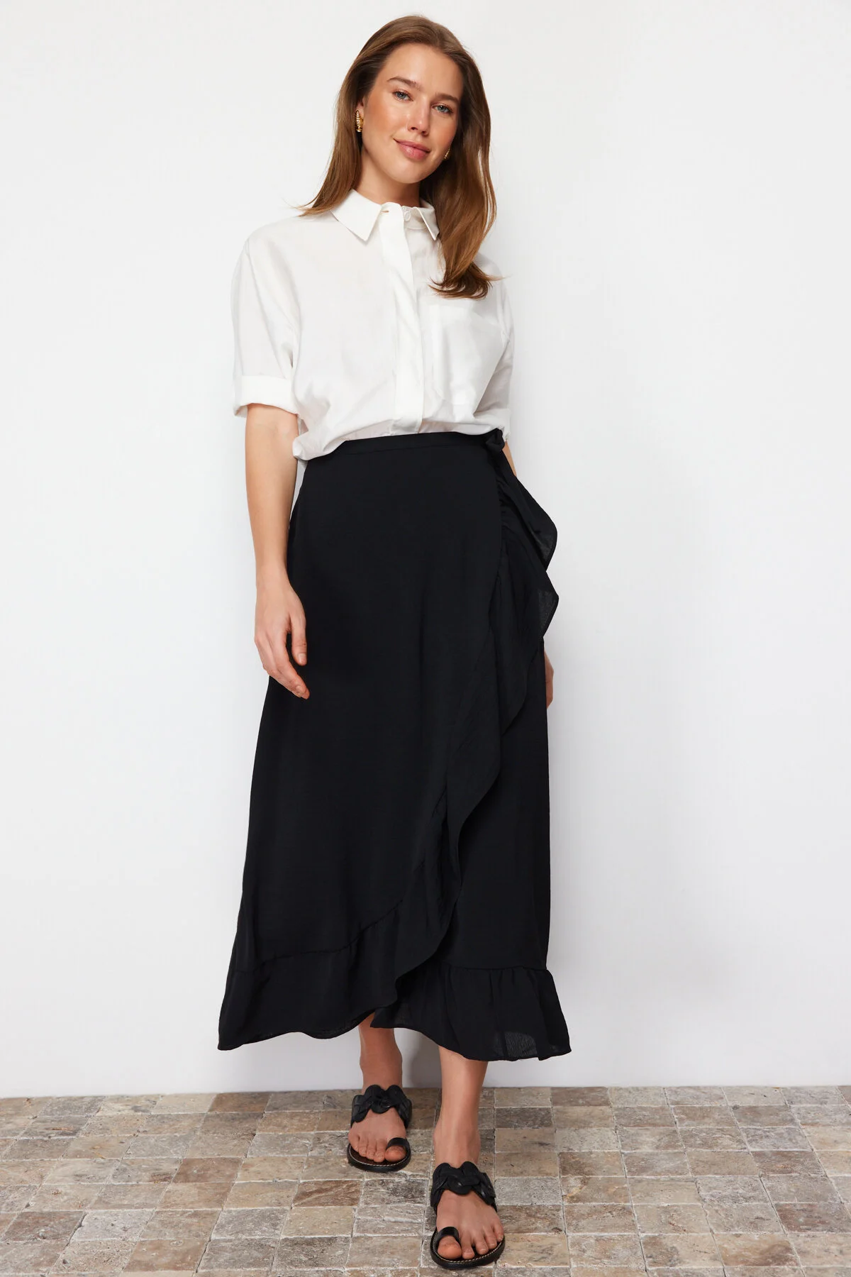 Trendyol Modest  Schwarzer Wickelrock mit Volant aus Webstoff TCTSS21ET0579