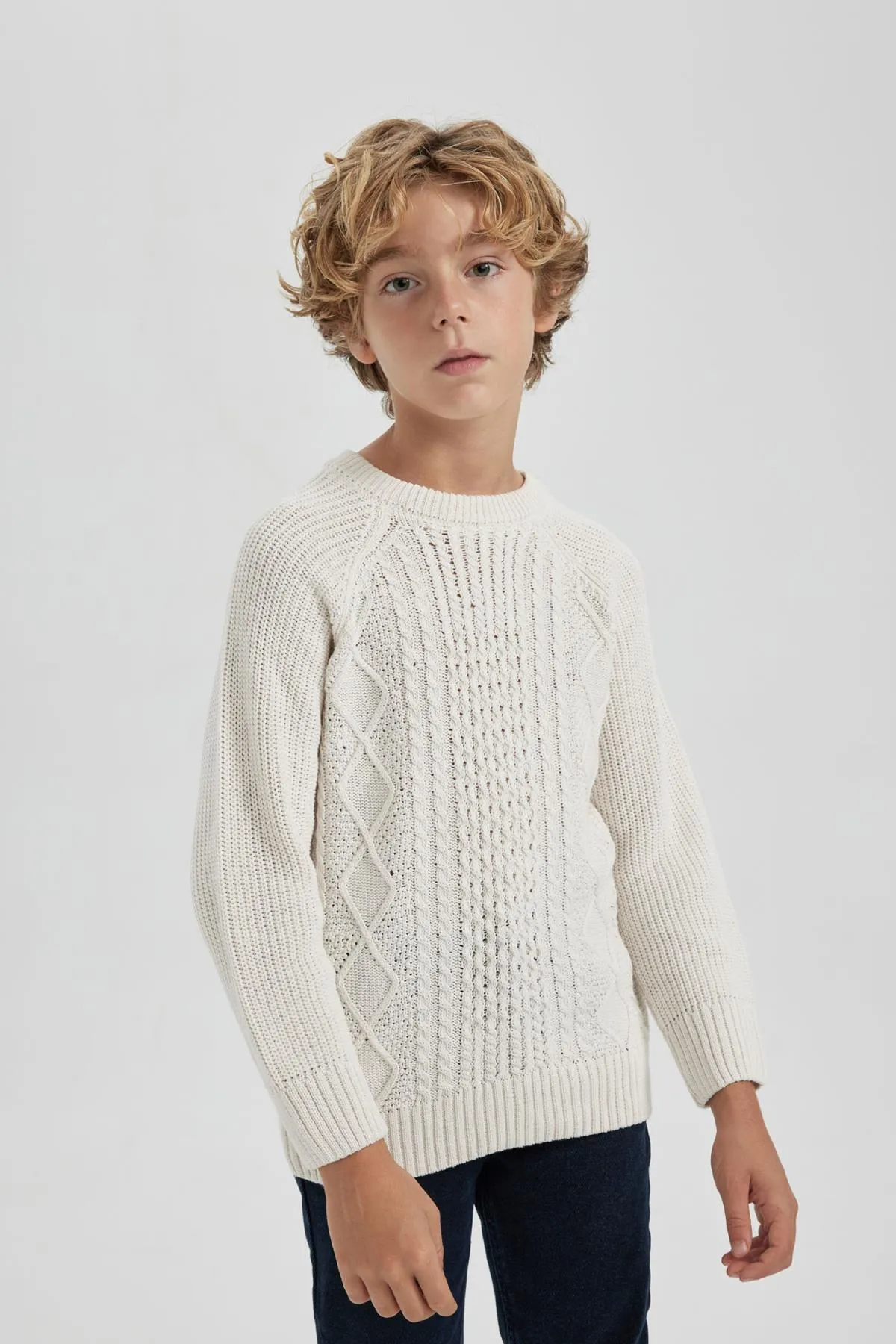 DeFacto  Strickpullover für Jungen mit normaler Passform und Rundhalsausschnitt