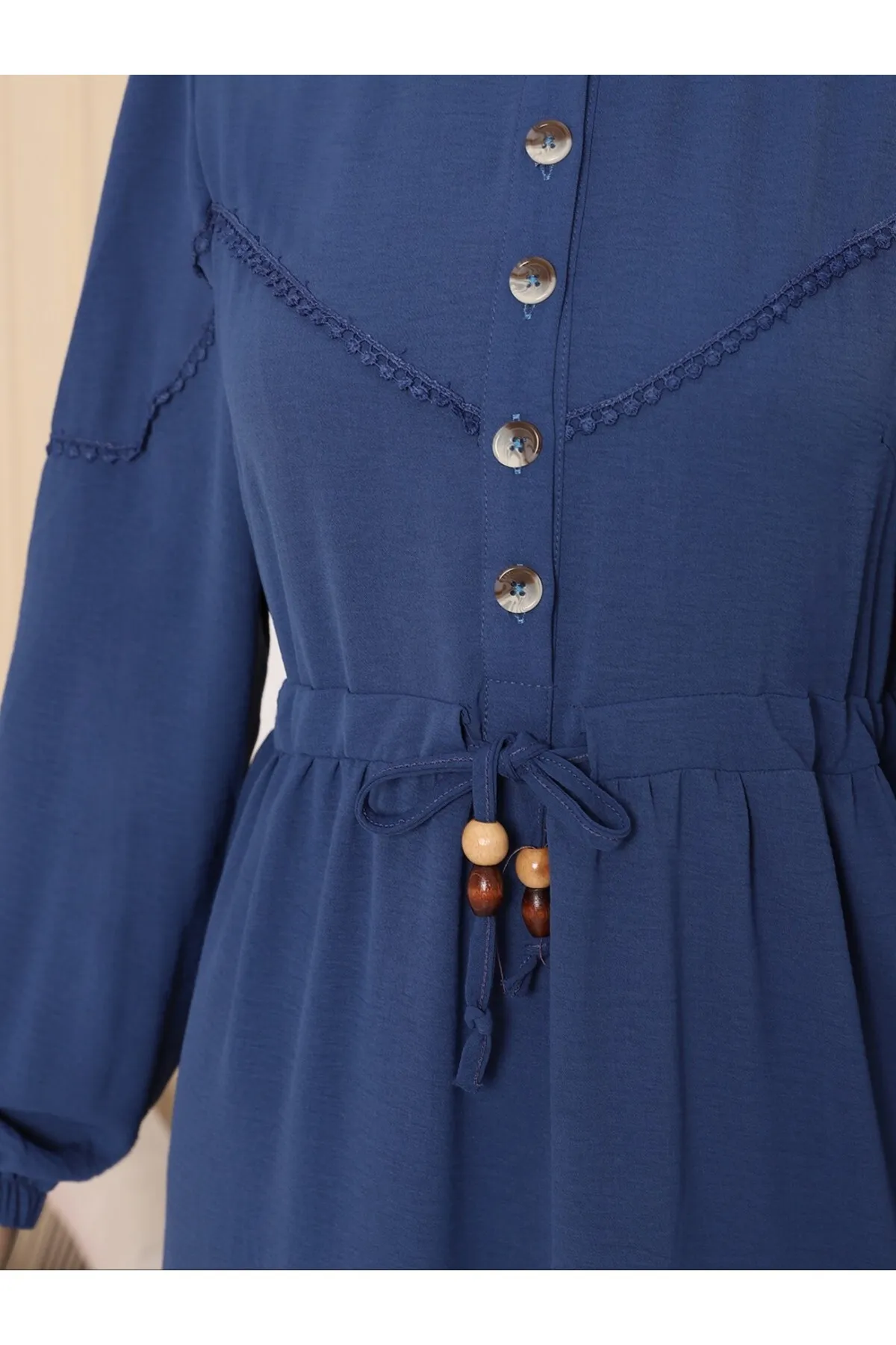 Modamorfo  Halb geknöpftes Spitzenkleid