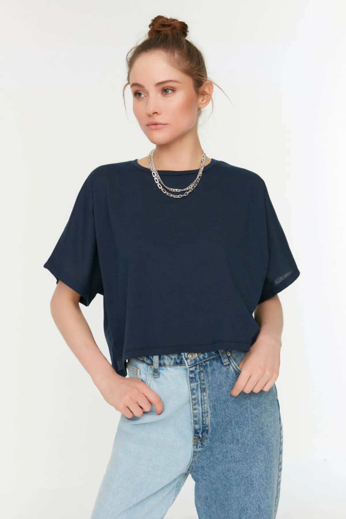 Trendyol Collection  Marineblaues, bedrucktes, entspanntes/weites, entspanntes Strick-T-Shirt mit Rundhalsausschnitt aus 100 % Baumwolle TWOSS22TS0983
