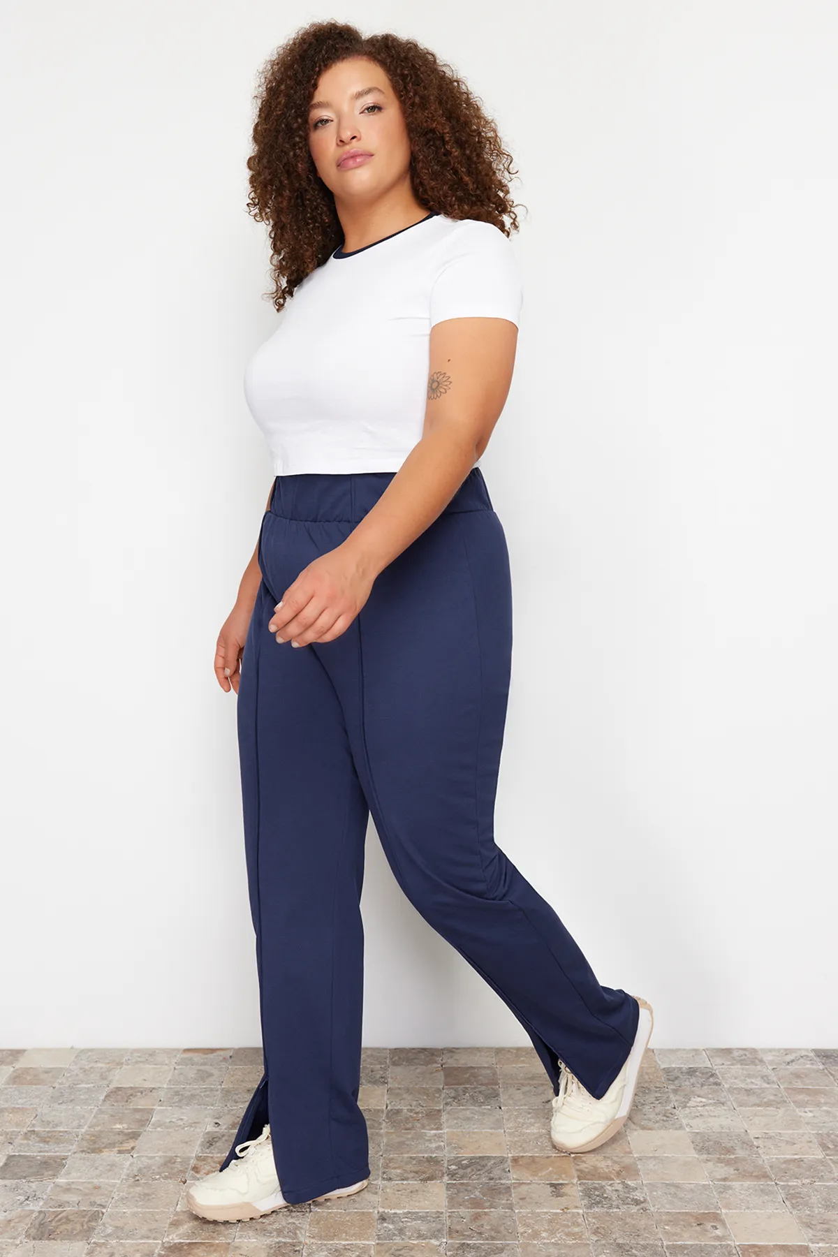 Trendyol Curve  Marineblaue Paspelierung, detaillierte dünne Jogger-Strick-Jogginghose TBBSS24AJ00001