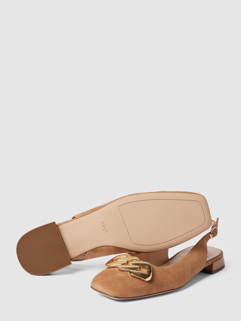 Ballerinas mit Zierkette in camel