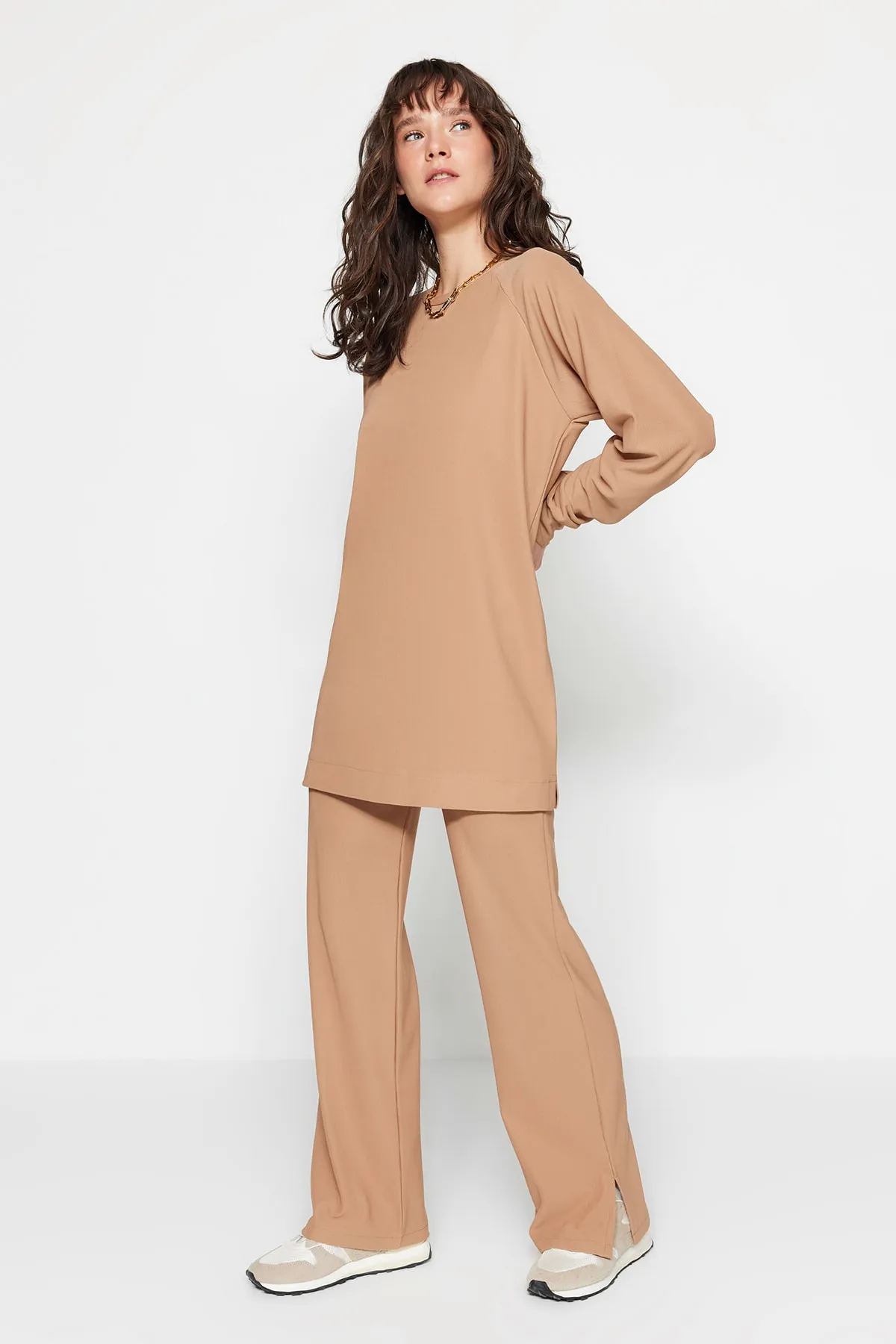 Trendyol Modest  Kamelfarbenes Strickset aus Tunika und Hose mit Rundhalsausschnitt TCTSS23US00063