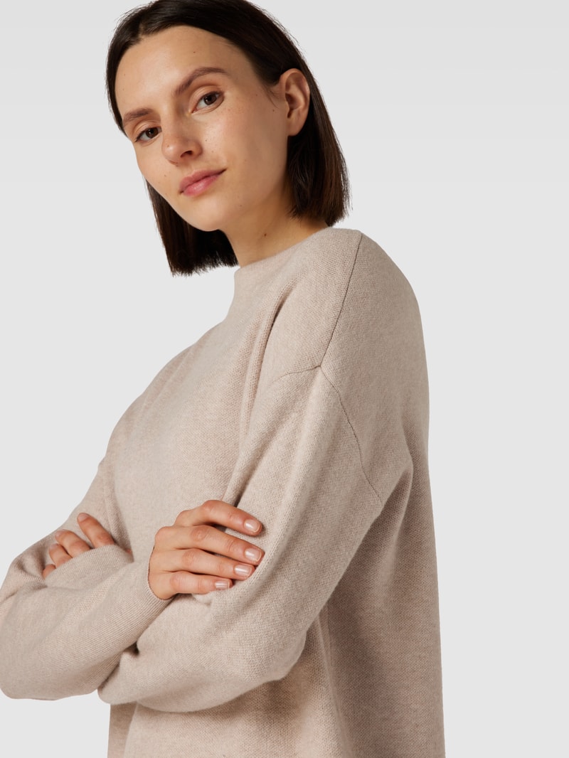 Knielanges Strickkleid mit Rundhalsausschnitt in beige meliert