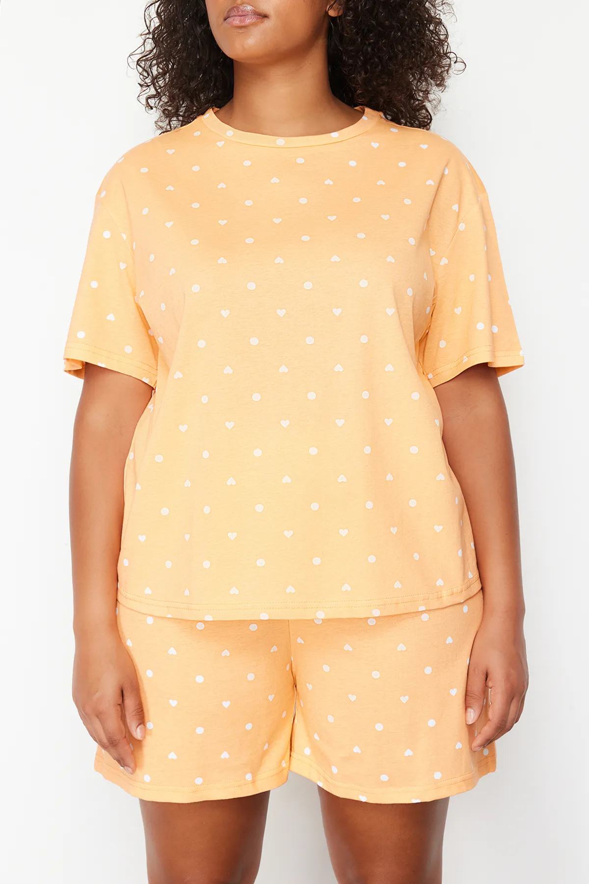 Trendyol Curve  Orangefarbenes Pyjama-Set aus Strick mit Herzmuster TBBSS24AI00025